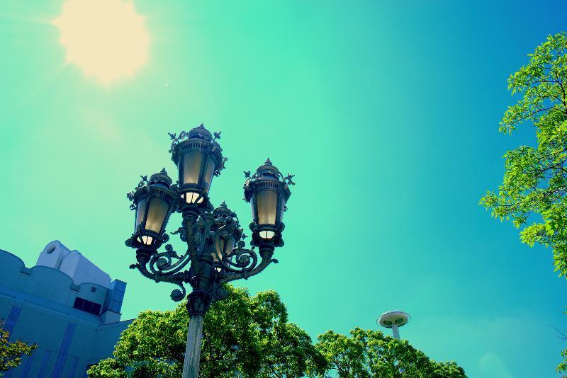 写真：青空と電灯