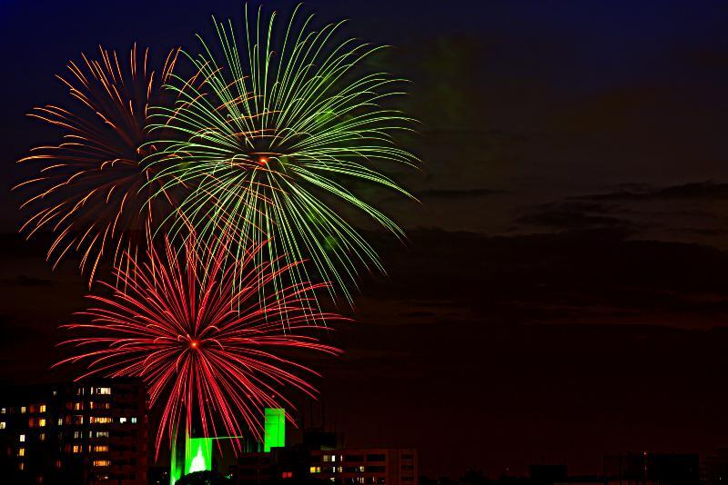 写真：国際会議場と花火