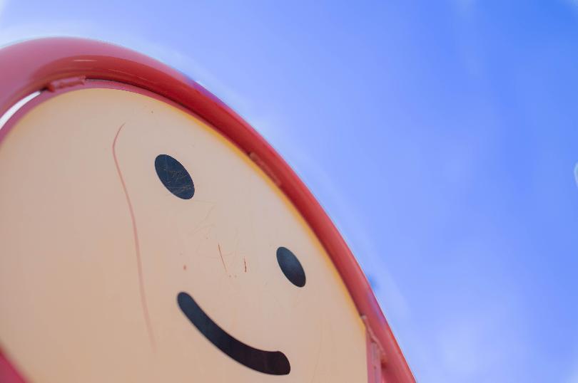 写真：すべり台と青い空