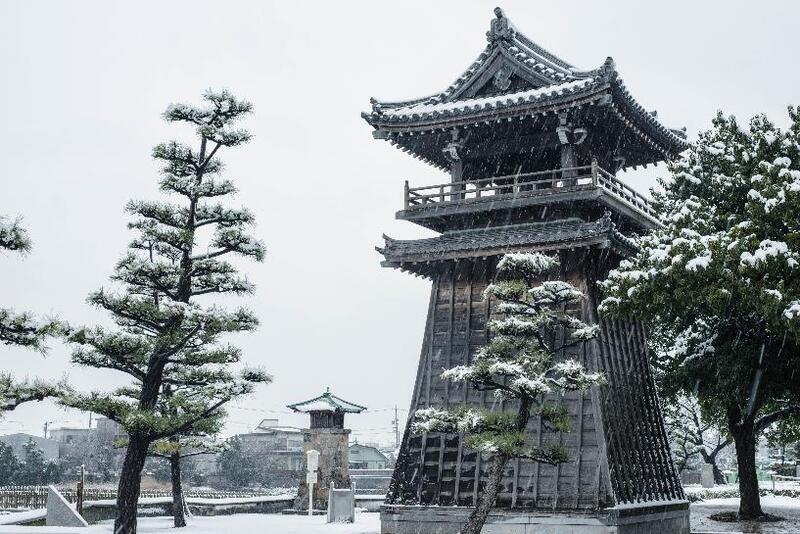 写真：雪の中の時の鐘