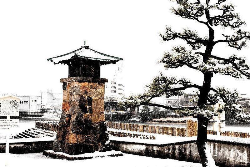 写真：雪積もる常夜灯