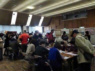 写真:アラビア書道体験の様子