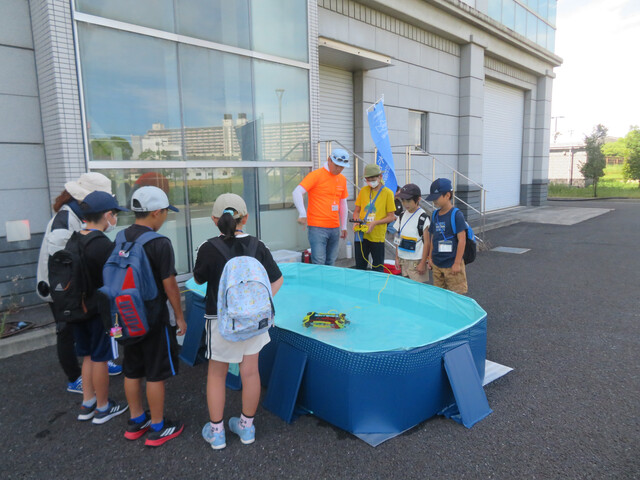 写真:水中ドローン操縦体験