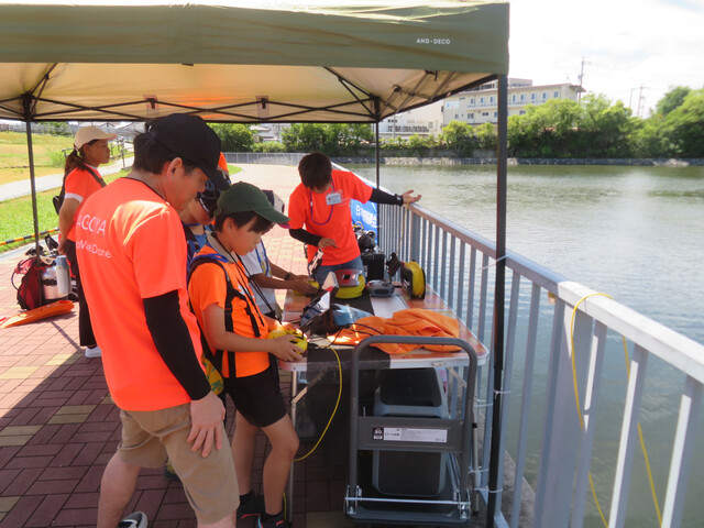 写真:水中ドローン操縦体験