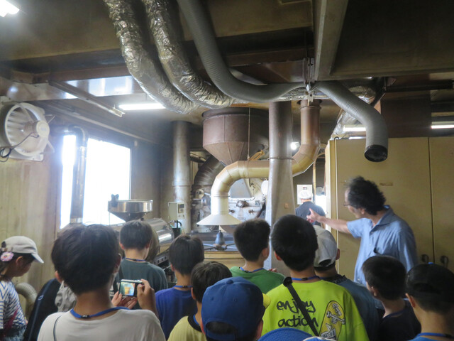 写真:製造機械の見学の様子