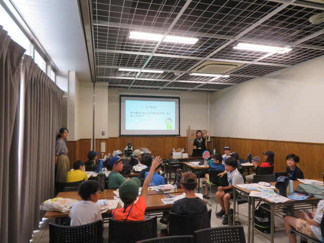 写真:生き物のレクチャーの様子