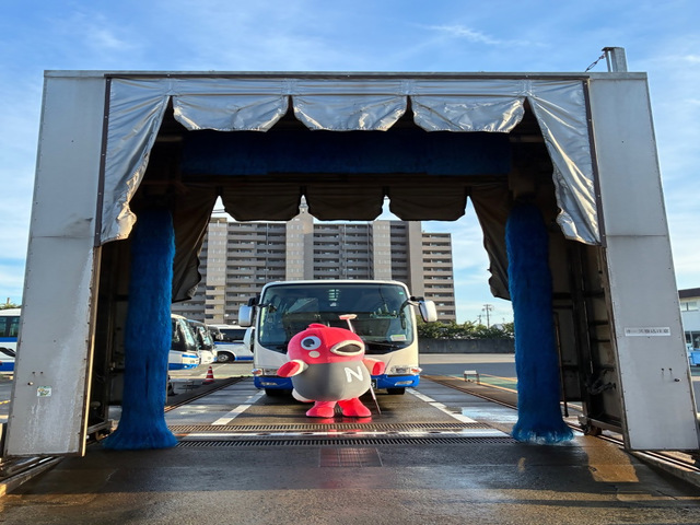 写真:バスの洗車の様子