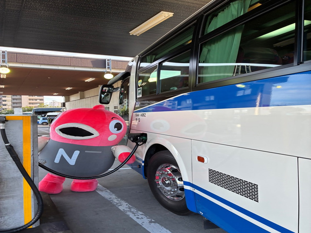 写真:バスのガソリンを入れている様子