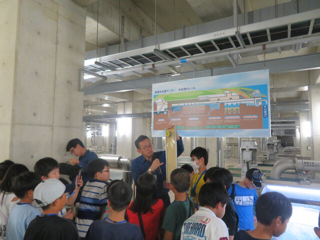 写真:露橋水処理センター見学の様子