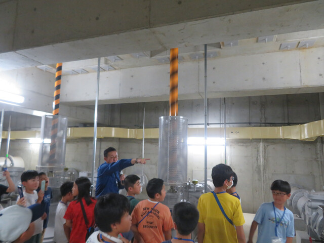写真:露橋水処理センター見学の様子