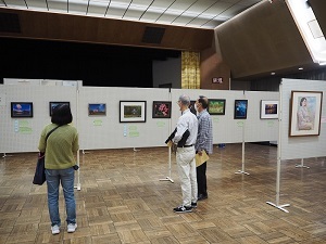 写真:美術展の風景