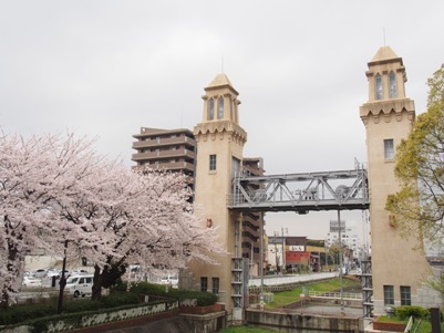 写真:桜と松重閘門