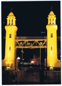 写真:ライトアップした松重閘門