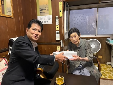 写真:お祝い品贈呈の様子