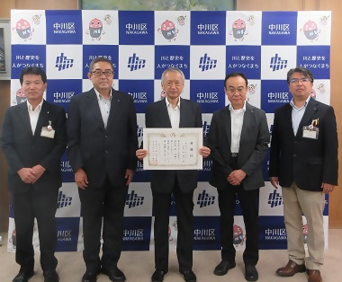 写真:中川区長と港区長から感謝状を贈呈