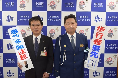 写真:内田警察署長とともに動画メッセージ