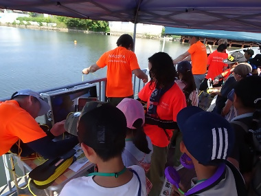 写真:水中ドローンを操作