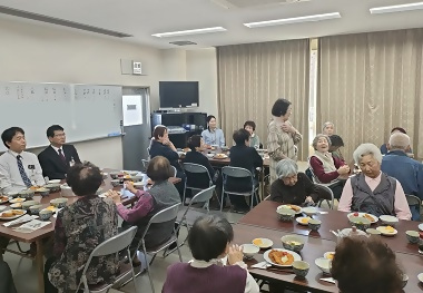 写真:みんなで「いただきます」の様子