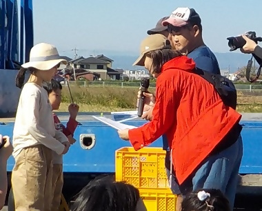 写真:オリジナルのかかしの表彰式