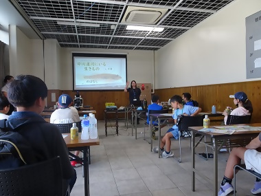 写真:中川運河に生息する生物の講話