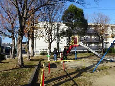 写真:園内で遊ぶ姿