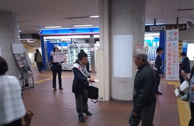 写真:啓発物品をお渡し