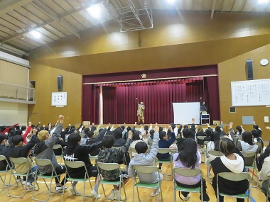 写真:全員で「エイエイオー」の勝鬨