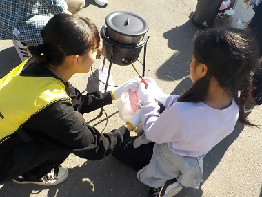 写真:お釜を使用してご飯を炊いていきます
