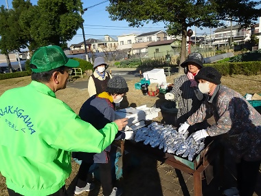 写真:焼き芋を振舞う様子