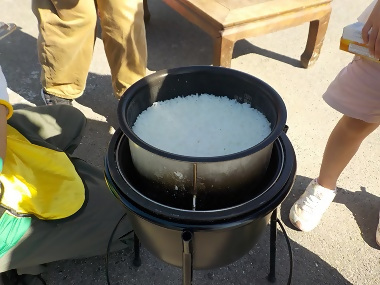 写真:炊き立てのご飯はアツアツ