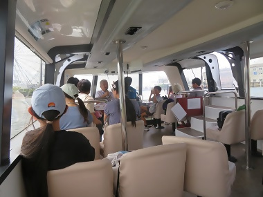 写真:ガイド付きクルーズ船