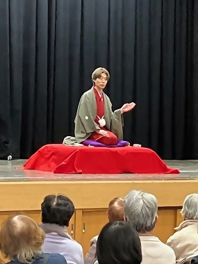 写真:参加者のみなさん、さん太さんの落語にくぎ付けです!