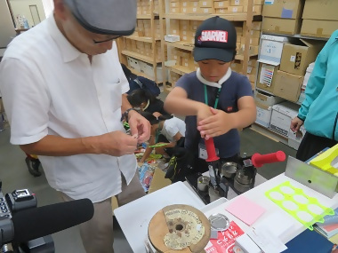 写真:アップサイクル缶バッジ作り