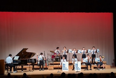 写真:市立工業高校によるJAZZ