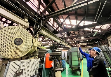 写真:木製の梁や採光窓が残る工場