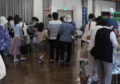 写真:バザー会場の様子