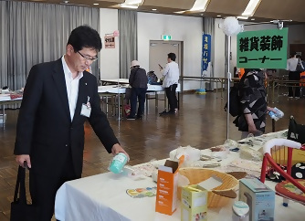 写真:区長買い物の様子