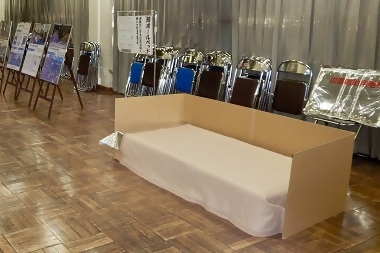 写真:段ボールベッド展示