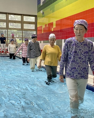 写真:浸水歩行の訓練