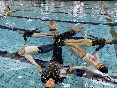 写真:6人一組で手をつなぎ、大きな輪になり、浮いてみます