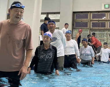 写真:学童用プールでの浸水歩行訓練