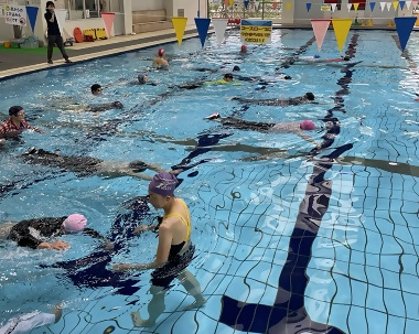 写真:着衣のまま泳ぐ様子