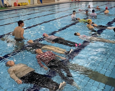 写真:水に浮かぶ訓練