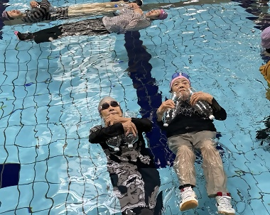 写真:ペットボトルを抱えて浮く様子