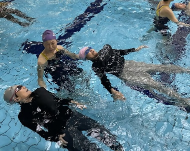 写真:「イカ泳ぎ」に挑戦