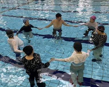 写真:水上で救助を待つ訓練