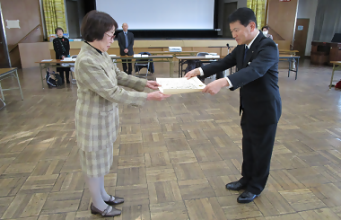 写真:表彰状をお渡し