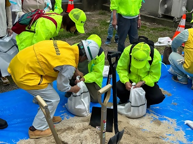 写真:土のう作製訓練