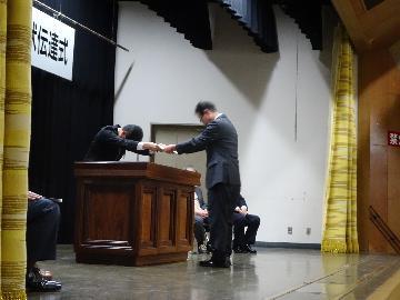 写真:委嘱状をお渡し