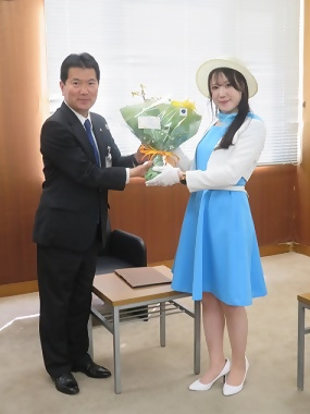 写真:フェスタエンジェルからの花束贈呈